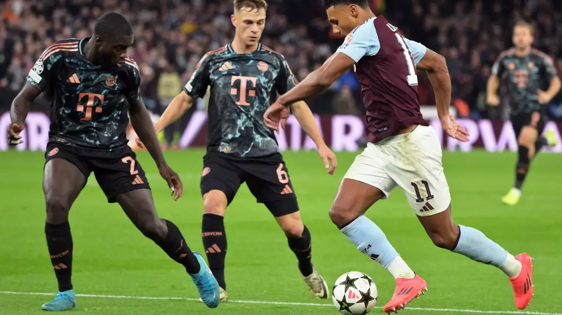 Liefern sich stellvertretend für ihre Teams einen harten Kampf: Die Münchner Dayot Upamecano (l) und Joshua Kimmich sowie Villas Ollie Watkins. - Bild: Peter Kneffel/dpa