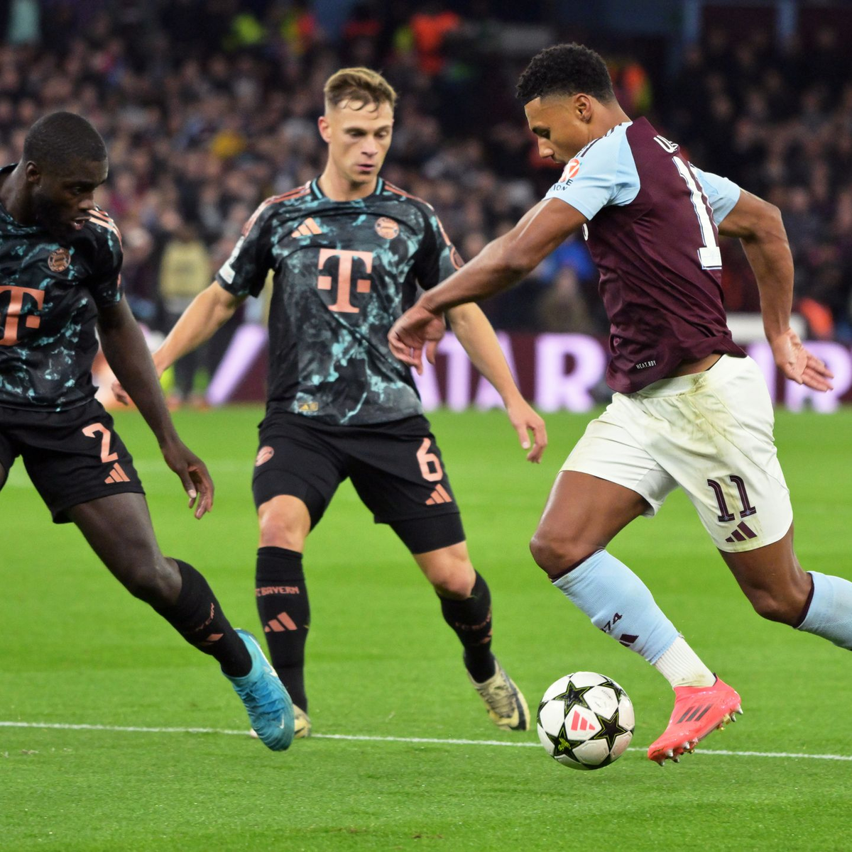 Jamal Musiala (l), hier im Einsatz gegen Aston Villa, muss vorerst pausieren. - Foto: Peter Kneffel/dpa