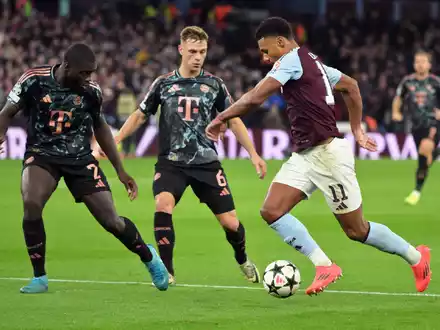 Liefern sich stellvertretend für ihre Teams einen harten Kampf: Die Münchner Dayot Upamecano (l) und Joshua Kimmich sowie Villas Ollie Watkins. - Foto: Peter Kneffel/dpa