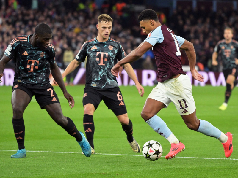 Liefern sich stellvertretend für ihre Teams einen harten Kampf: Die Münchner Dayot Upamecano (l) und Joshua Kimmich sowie Villas Ollie Watkins. - Foto: Peter Kneffel/dpa