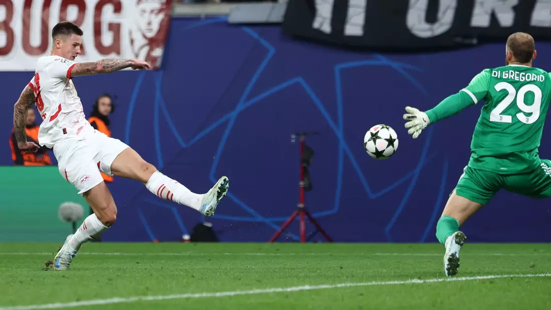 Lois Openda checkt Turins Gleison Bremer weg. Der Juve-Kapitän muss frühzeitig vom Platz.  - Bild: Jan Woitas/dpa