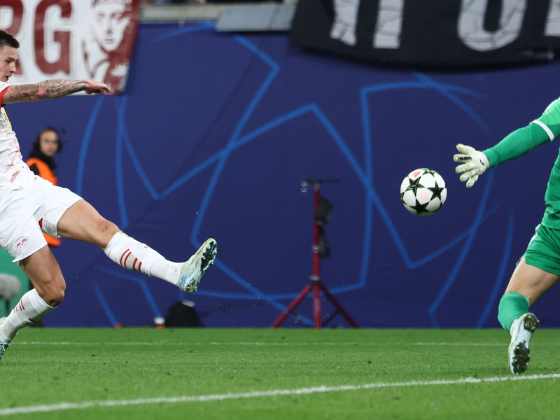 Lois Openda checkt Turins Gleison Bremer weg. Der Juve-Kapitän muss frühzeitig vom Platz.  - Foto: Jan Woitas/dpa