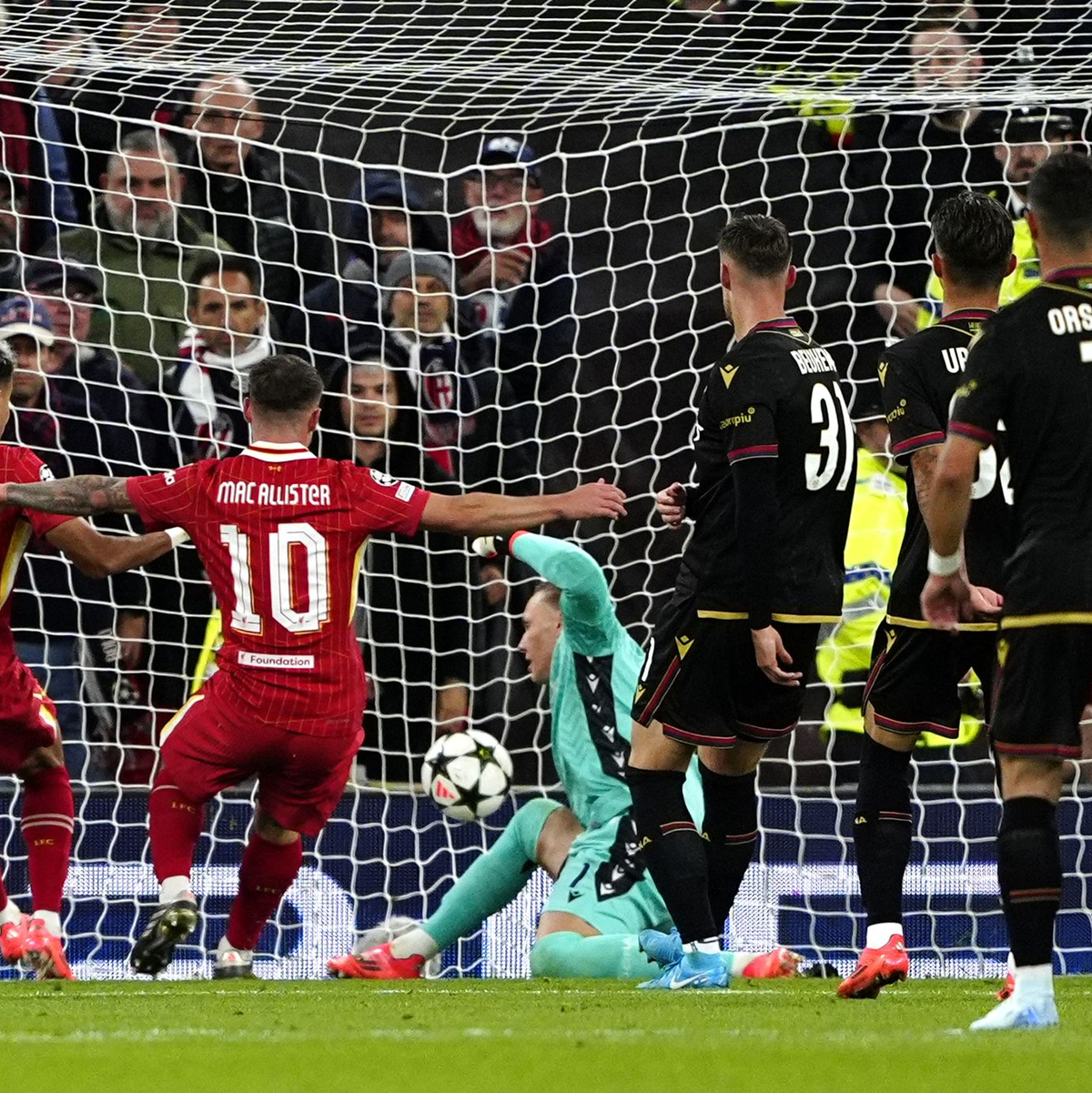 Weltmeister Alexis Mac Allister (2.v.l) traf beim Liverpool-Erfolg gegen Bologna. - Foto: Peter Byrne/PA Wire/dpa