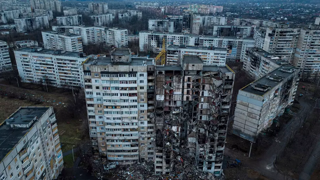Das Wohnviertel Saltiwka im Norden von Charkiw ist immer wieder Ziel russischer Angriffe. (Archivbild) - Bild: Evgeniy Maloletka/AP/dpa