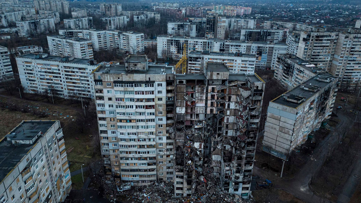 Das Wohnviertel Saltiwka im Norden von Charkiw ist immer wieder Ziel russischer Angriffe. (Archivbild) - Foto: Evgeniy Maloletka/AP/dpa