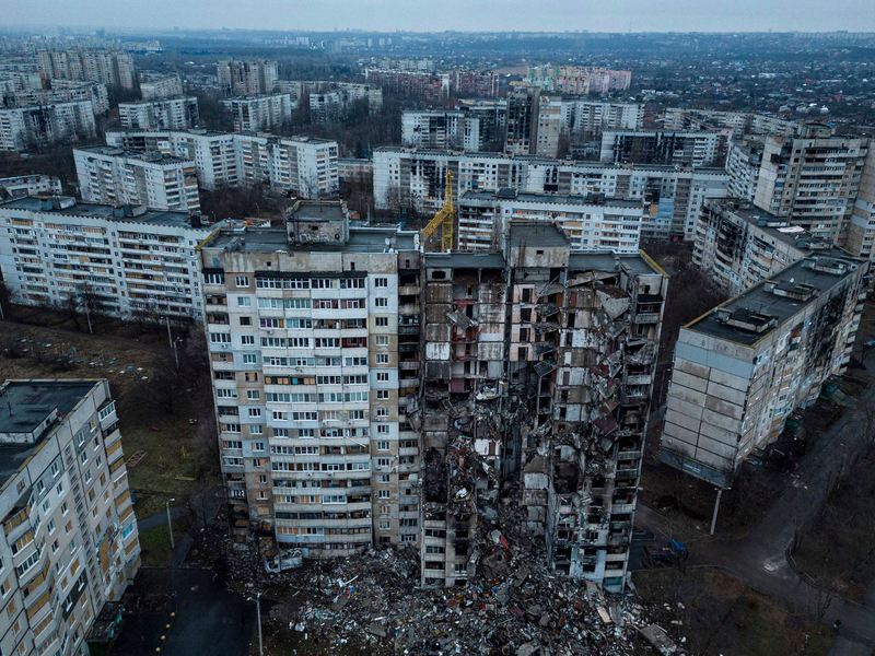 Das Wohnviertel Saltiwka im Norden von Charkiw ist immer wieder Ziel russischer Angriffe. (Archivbild) - Foto: Evgeniy Maloletka/AP/dpa
