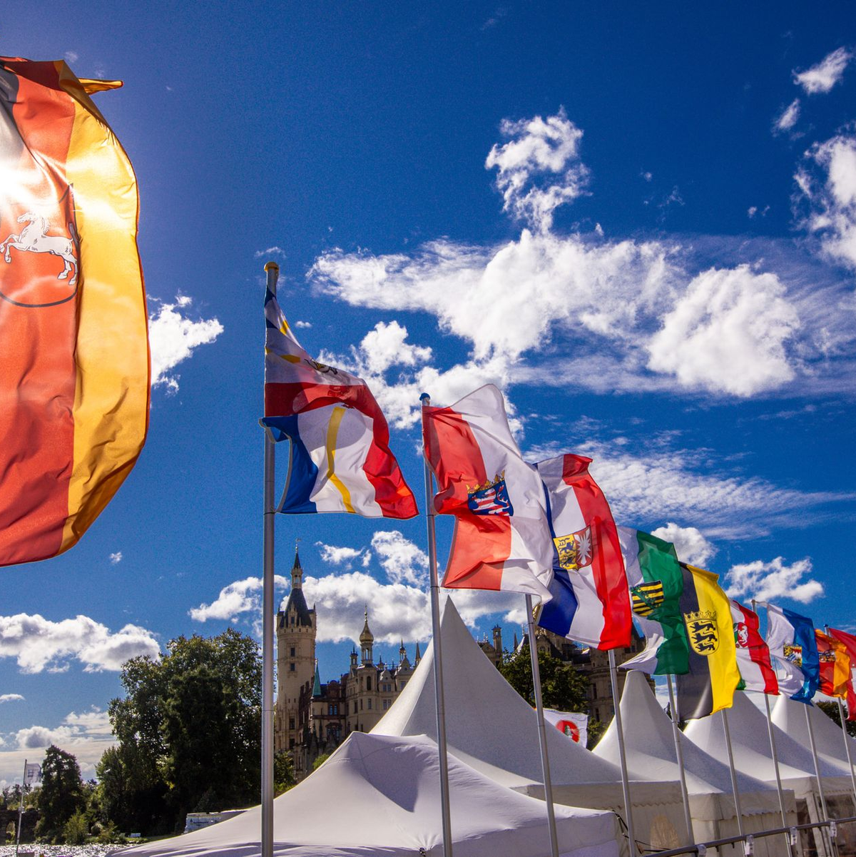 Schwerin ist bereit für die zentralen Feierlichkeiten zum Tag der Deutschen Einheit. - Foto: Jens Büttner/dpa