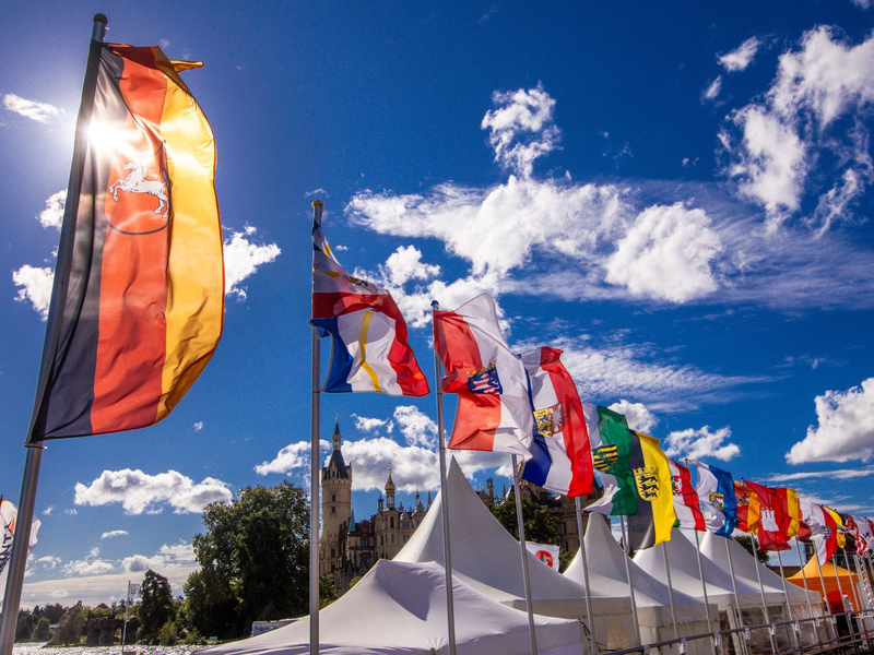 Schwerin ist bereit für die zentralen Feierlichkeiten zum Tag der Deutschen Einheit. - Foto: Jens Büttner/dpa