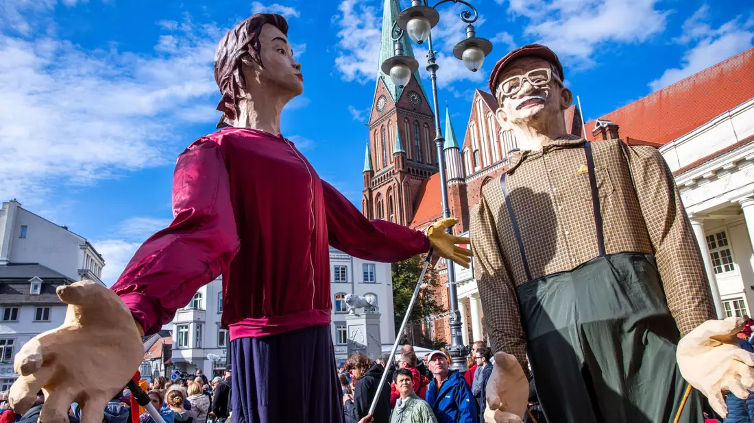 Mit einem ökumenischen Gottesdienst im Dom und einem Staatsakt im Mecklenburgischen Staatstheater werden die Feiern zum Tag der Einheit in Schwerin fortgesetzt. - Bild: Jens Büttner/dpa