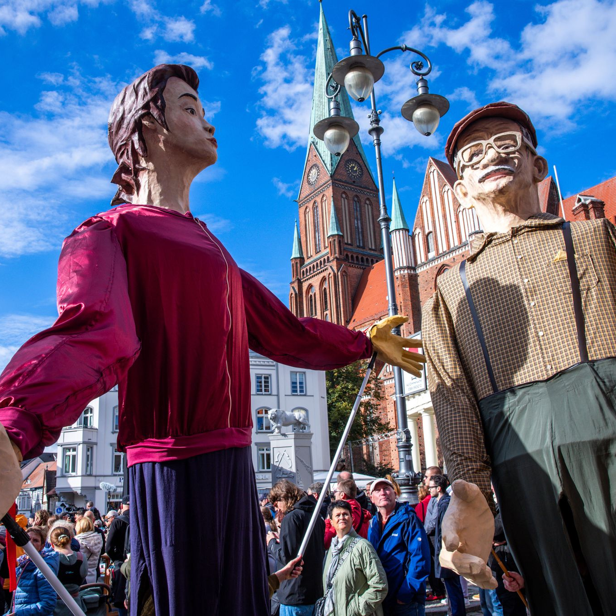 Mit einem ökumenischen Gottesdienst im Dom und einem Staatsakt im Mecklenburgischen Staatstheater werden die Feiern zum Tag der Einheit in Schwerin fortgesetzt. - Foto: Jens Büttner/dpa
