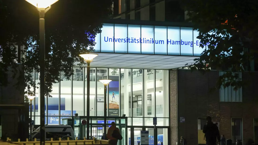 Auch Experten des Bernhard-Nocht-Instituts für Tropenmedizin sind involviert. - Bild: Bodo Marks/dpa