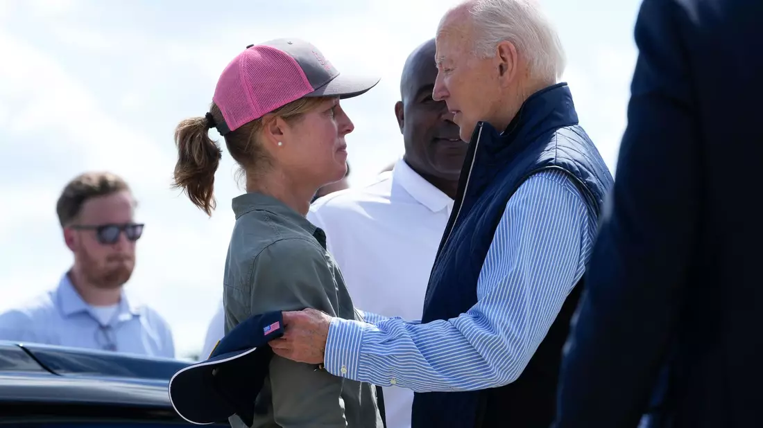 «Wir lassen Euch nicht im Stich», verspricht Biden den Betroffenen. - Bild: Susan Walsh/AP/dpa