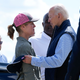 «Wir lassen Euch nicht im Stich», verspricht Biden den Betroffenen. - Foto: Susan Walsh/AP/dpa