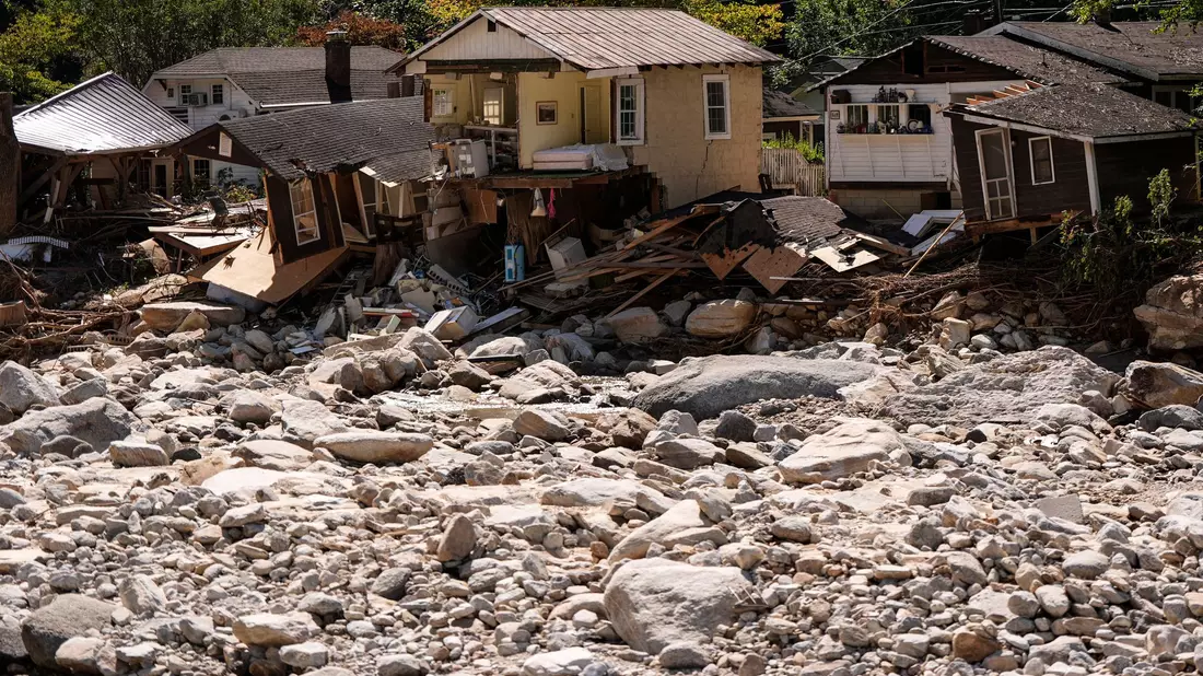 Besonders in North und South Carolina wurden große Teile des Stromnetzes zerstört. - Bild: Mike Stewart/AP/dpa