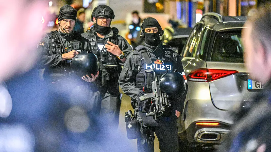 Die Hintergründe zu den Schüssen in Göppingen waren in der Nacht zunächst unklar. - Bild: Marius Bulling/dpa