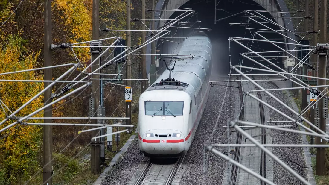 Ein ICE fährt auf der Schnellfahrstrecke Stuttgart - Mannheim nahe der Enztalbrücke aus einem Tunnel heraus. - Bild: Christoph Schmidt/dpa