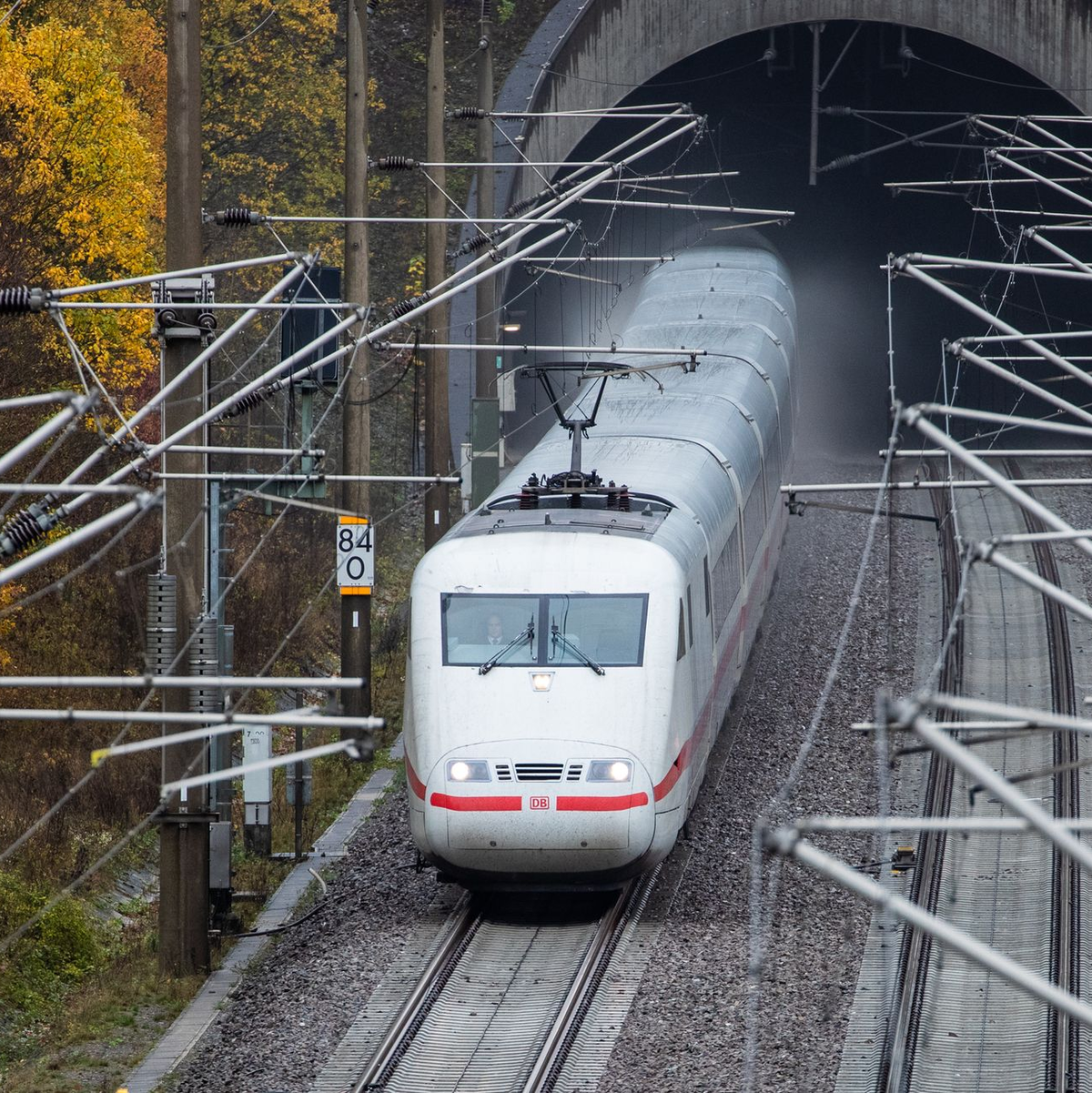 Ein ICE fährt auf der Schnellfahrstrecke Stuttgart - Mannheim nahe der Enztalbrücke aus einem Tunnel heraus. - Foto: Christoph Schmidt/dpa