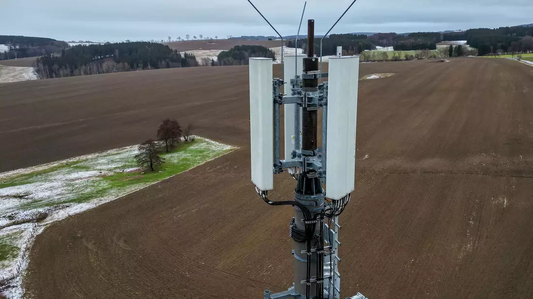 Ein Mobilfunkmast auf dem Land. (Luftaufnahme mit Drohne) - Bild: Jan Woitas/dpa