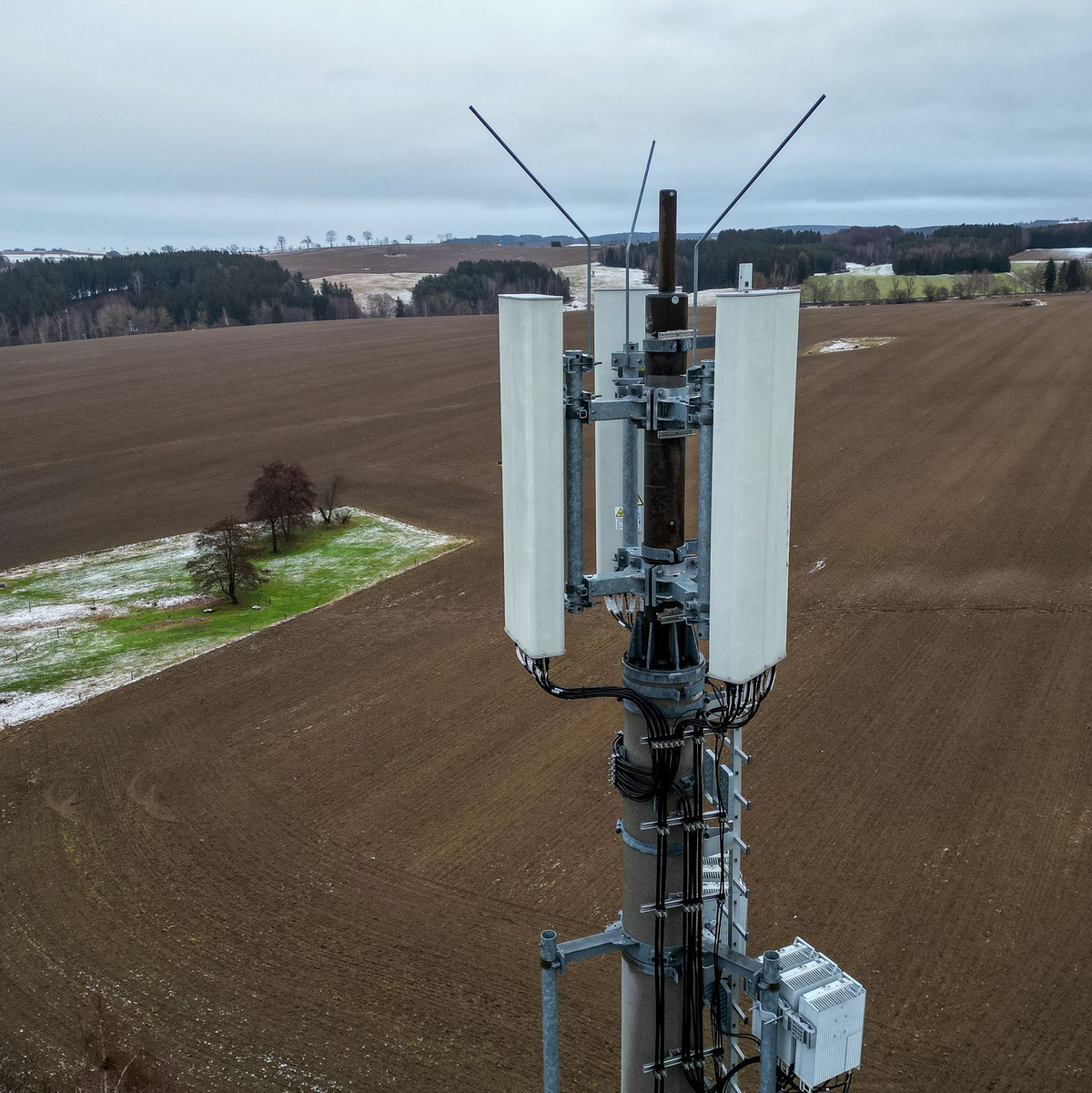 Ein Mobilfunkmast auf dem Land. (Luftaufnahme mit Drohne) - Foto: Jan Woitas/dpa