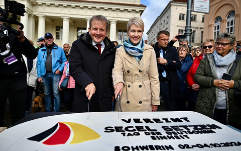 Tag der Deutschen Einheit 2024 in Schwerin: ein fröhlicher Auftakt fĂŒr das dreitĂ€gige BĂŒrgerfest - Foto: presseportal.de Tag der Deutschen Einheit 2024 in Schwerin: ein fröhlicher Auftakt fĂŒr das dreitĂ€gige BĂŒrgerfest - Foto: presseportal.de