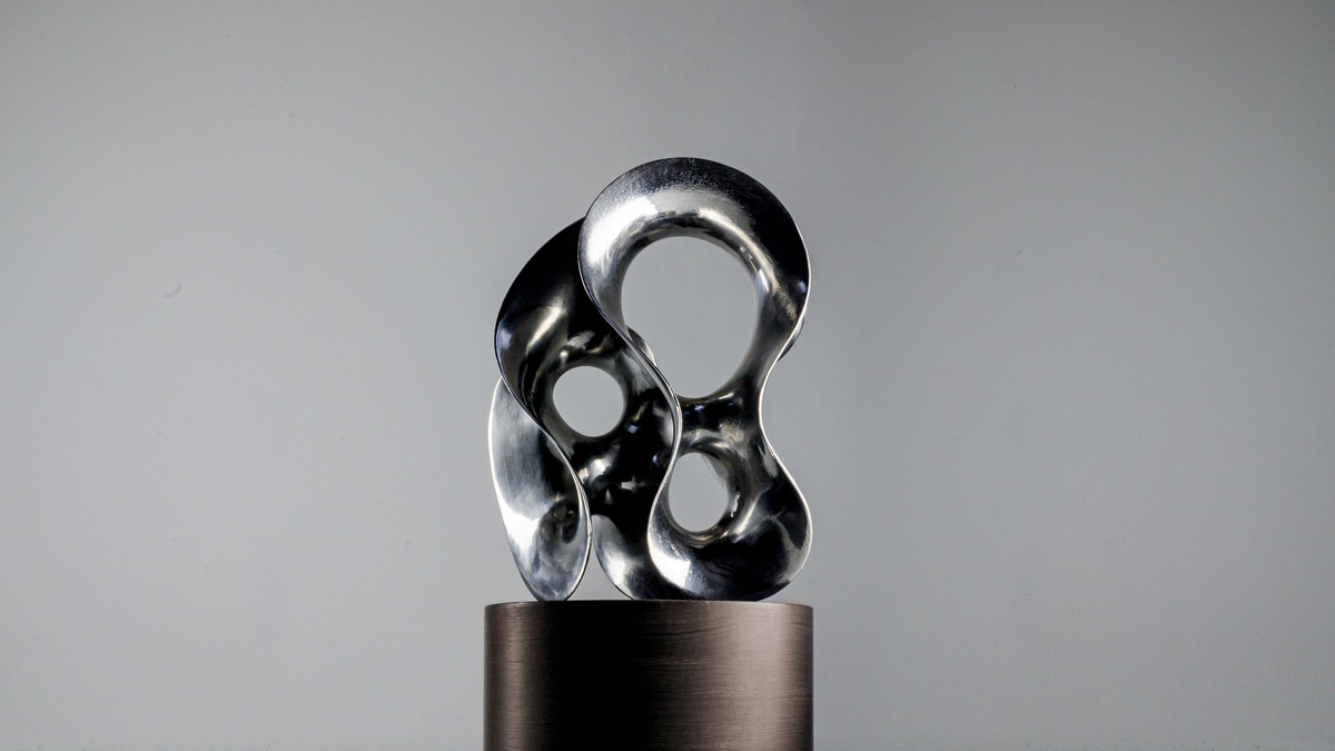 Die Preisträger erhalten im Dezember eine von Eva Hild geschaffene Skulptur, die aus eingeschmolzenen illegalen Schusswaffen hergestellt worden ist. - Foto: Right Livelihood Foundation/dpa