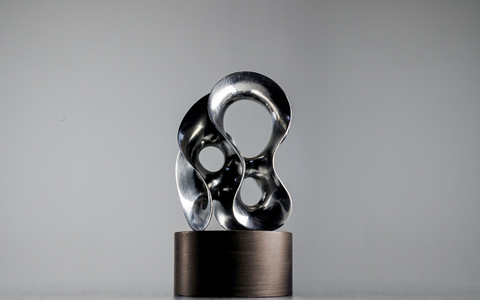 Die Preisträger erhalten im Dezember eine von Eva Hild geschaffene Skulptur, die aus eingeschmolzenen illegalen Schusswaffen hergestellt worden ist. - Foto: Right Livelihood Foundation/dpa