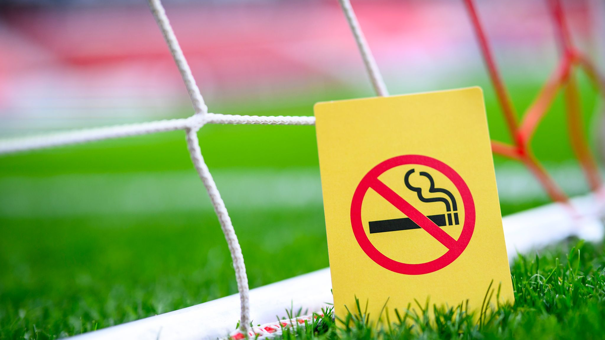 Ein Nichtraucherverein macht sich für ein Rauchverbot in allen deutschen Fußballstadien stark. - Foto: Tom Weller/dpa