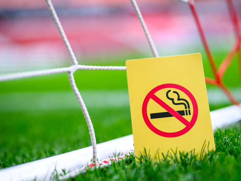 Ein Nichtraucherverein macht sich für ein Rauchverbot in allen deutschen Fußballstadien stark. - Foto: Tom Weller/dpa