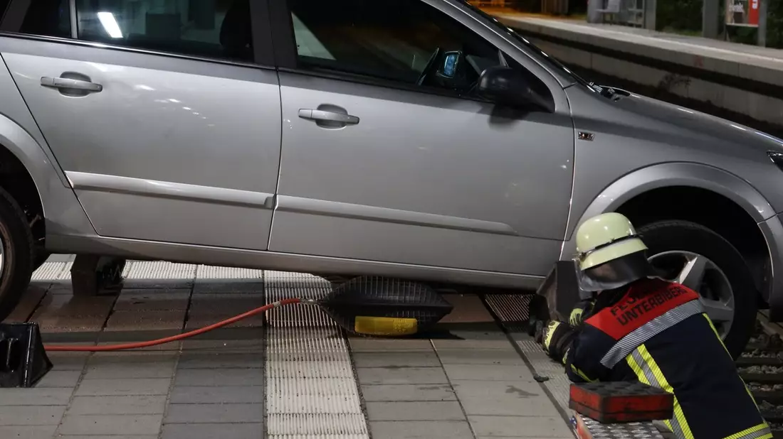 Bundespolizeidirektion München: Glück im Unglück / Senior fährt mit Auto über Bahnsteigkante - Bild: presseportal.de
