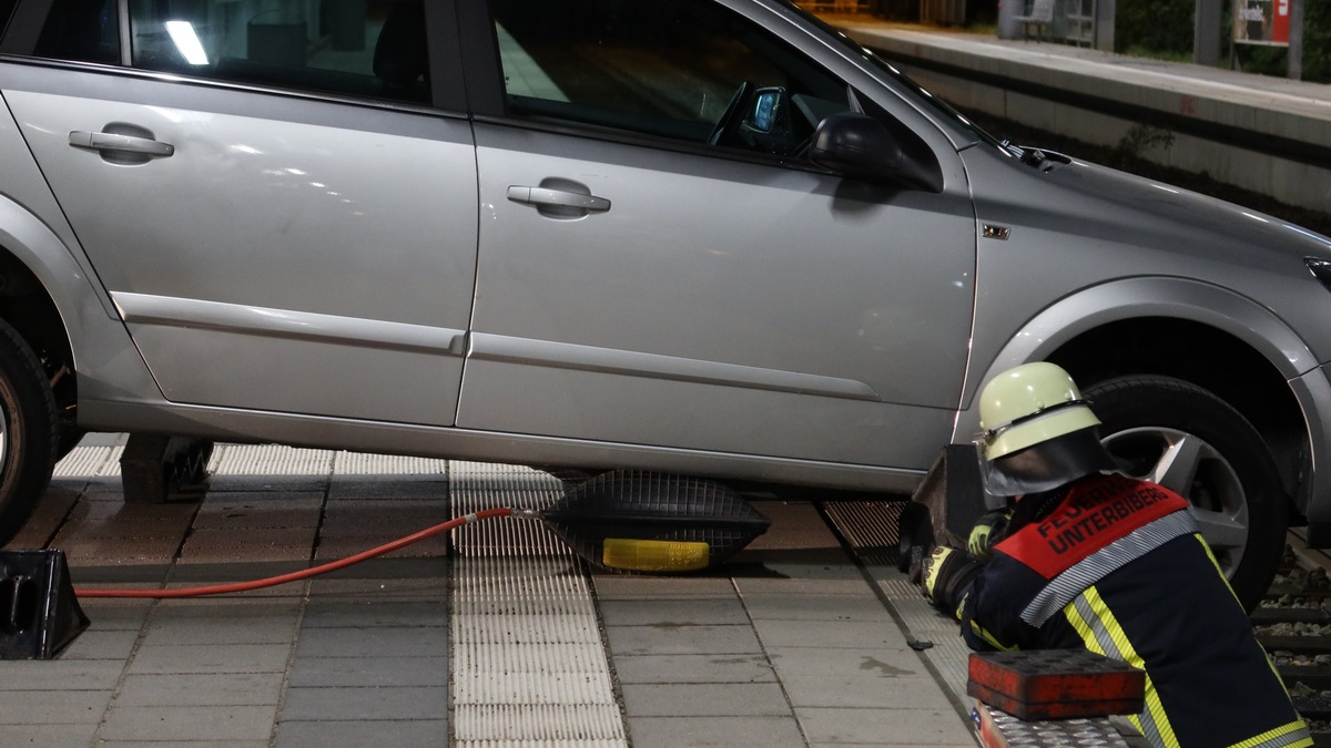 Bundespolizeidirektion München: Glück im Unglück / Senior fährt mit Auto über Bahnsteigkante - Foto: presseportal.de