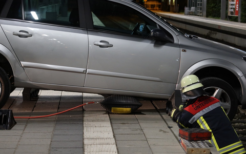 Bundespolizeidirektion MĂŒnchen: GlĂŒck im UnglĂŒck / Senior fĂ€hrt mit Auto ĂŒber Bahnsteigkante - Foto: presseportal.de Bundespolizeidirektion MĂŒnchen: GlĂŒck im UnglĂŒck / Senior fĂ€hrt mit Auto ĂŒber Bahnsteigkante - Foto: presseportal.de