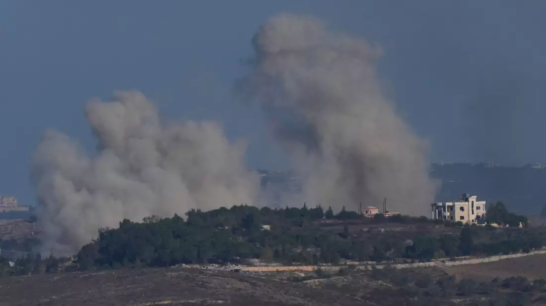 Rauch steigt nach einem israelischen Bombardement im Südlibanon auf. (Archivbild) - Bild: Baz Ratner/AP