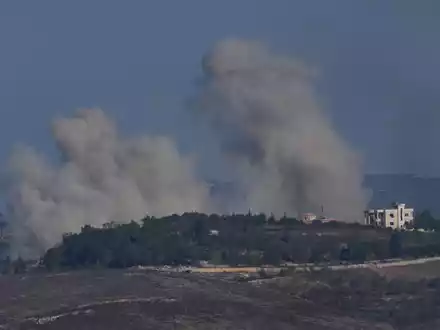 Rauch steigt nach einem israelischen Bombardement im Südlibanon auf. (Archivbild) - Foto: Baz Ratner/AP