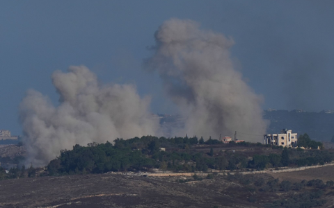 Rauch steigt nach einem israelischem Bombardement im Südlibanon auf. - Foto: Baz Ratner/AP