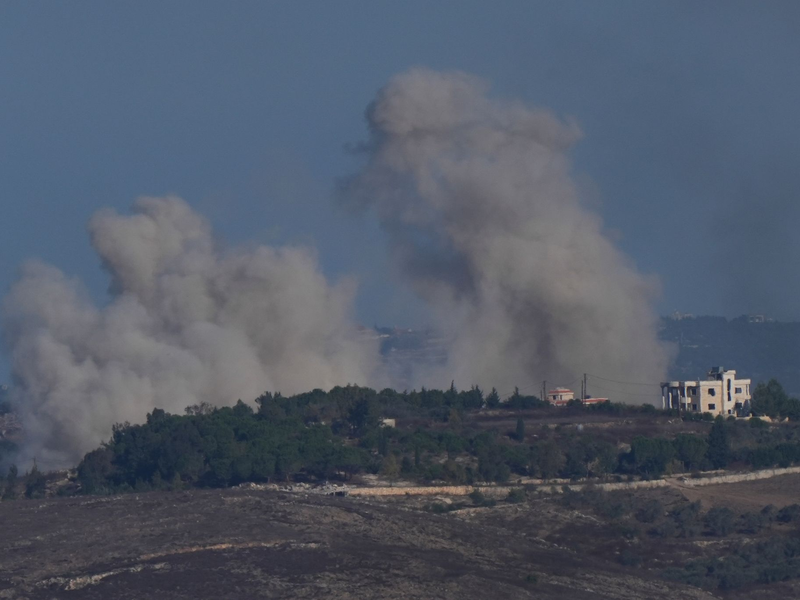Rauch steigt nach einem israelischen Bombardement im Südlibanon auf. (Archivbild) - Foto: Baz Ratner/AP
