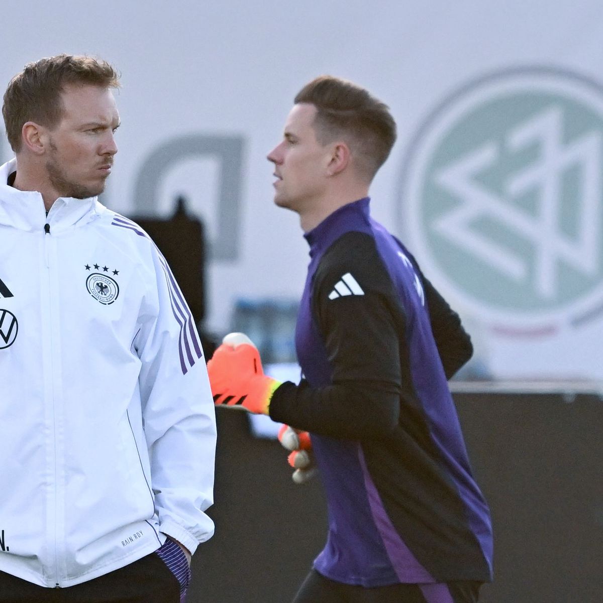 Trotz Verletzung: Julian Nagelsmann (l) bekennt sich zu Marc-André ter Stegen als DFB-Torwart Nummer eins.  - Foto: Arne Dedert/dpa