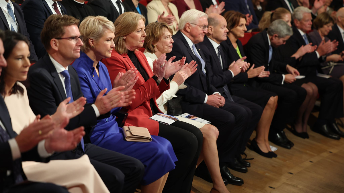 Kanzler Scholz findet bei seiner Festrede zum Tag der Deutschen Einheit in Schwerin mahnende, aber auch lobende Worte. - Foto: Jens Büttner/dpa POOL/dpa