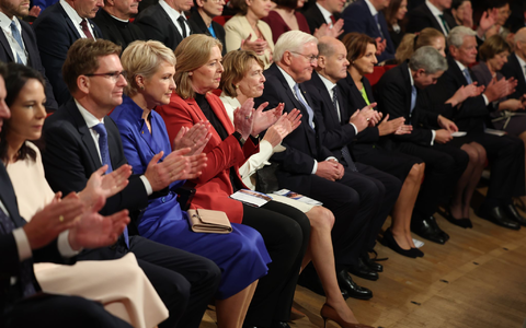 Kanzler Scholz findet bei seiner Festrede zum Tag der Deutschen Einheit in Schwerin mahnende, aber auch lobende Worte. - Foto: Jens Büttner/dpa POOL/dpa