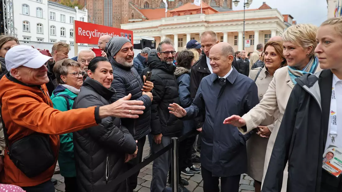 Kanzler Scholz sieht die Deutsche Einheit noch nicht vollendet, aber doch weit fortgeschritten. - Bild: Jens Büttner/dpa