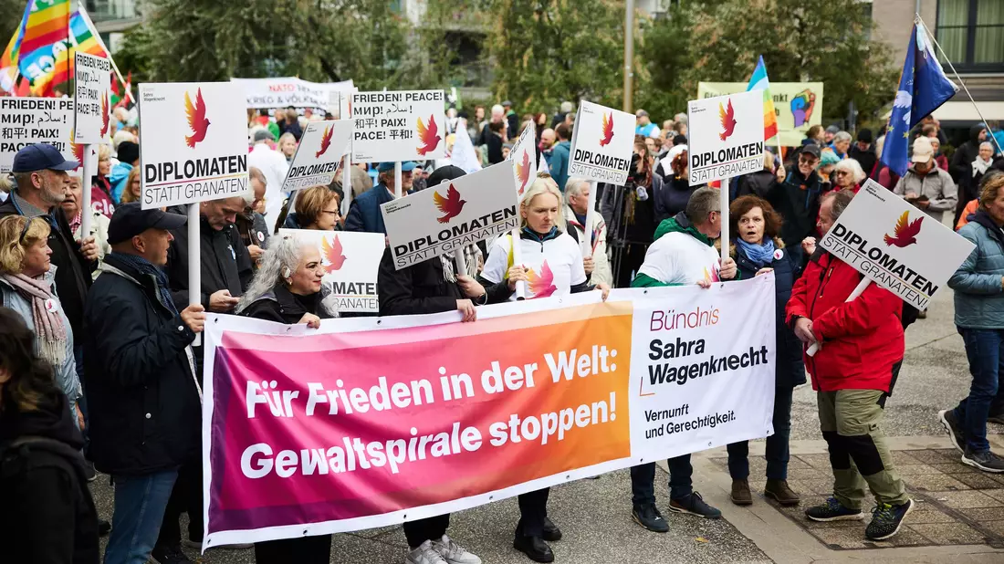 Bereits am frühen Samstagnachmittag sind einige Tausend Demonstranten gestartet, um in Berlin für Frieden zu demonstrieren.  - Bild: Jörg Carstensen/dpa