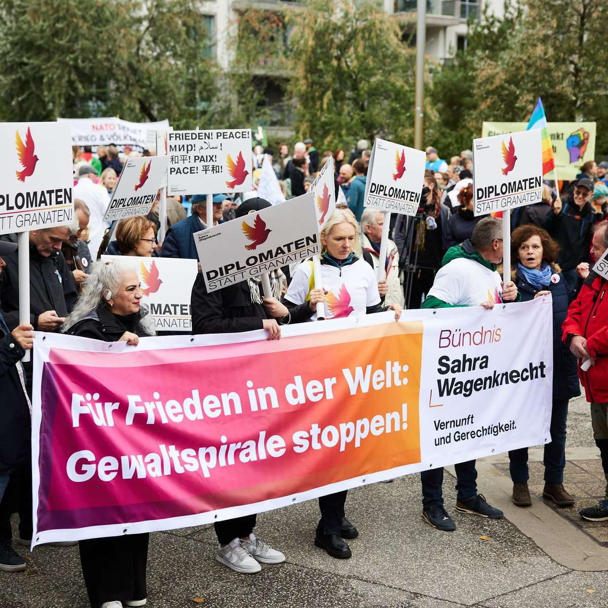 Transparente und Plakate: Bei der Großdemonstration in Berlin forderten viele Teilnehmer, auf Diplomatie und Verhandlungen zu setzen. - Foto: Jörg Carstensen/dpa
