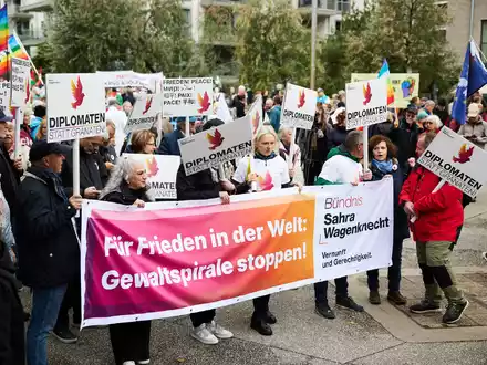 Transparente und Plakate: Bei der Großdemonstration in Berlin forderten viele Teilnehmer, auf Diplomatie und Verhandlungen zu setzen. - Foto: Jörg Carstensen/dpa