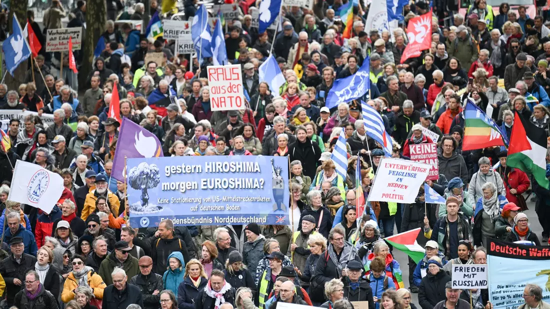 Bei der Demonstration zu dem das Bündnis „Nie wieder Krieg“ aufgerufen hatte, zogen Tausende von Teilnehmern durch Berlin. - Bild: Sebastian Gollnow/dpa