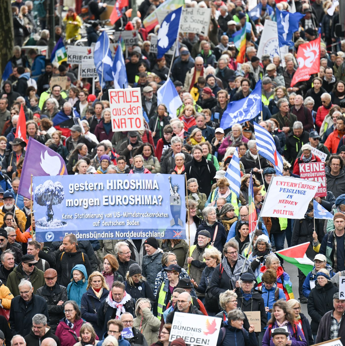 Bei der Demonstration zu dem das Bündnis „Nie wieder Krieg“ aufgerufen hatte, zogen Tausende von Teilnehmern durch Berlin. - Foto: Sebastian Gollnow/dpa
