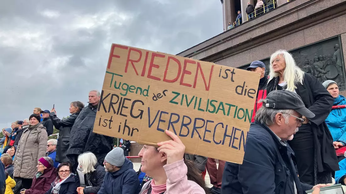 Viele Teilnehmer der Demonstration in Berlin, zu der das Bündnis Nie wieder Krieg aufgerufen hatte, hatten ihre eigenen Plakate mitgebracht. - Bild: Verena Schmitt-Roschmann/dpa