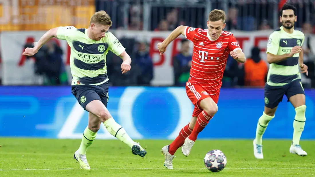 Kevin de Bruyne (l) und Joshua Kimmich sind nur bis zum 30. Juni 2025 vertraglich gebunden. - Bild: Matthias Balk/dpa