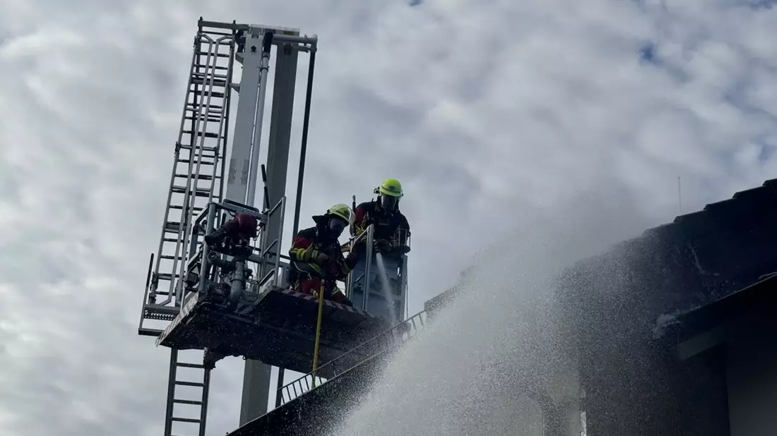 FW-SE: Brand eines Schuppens greift auf Endreihenhaus über - Bild: presseportal.de