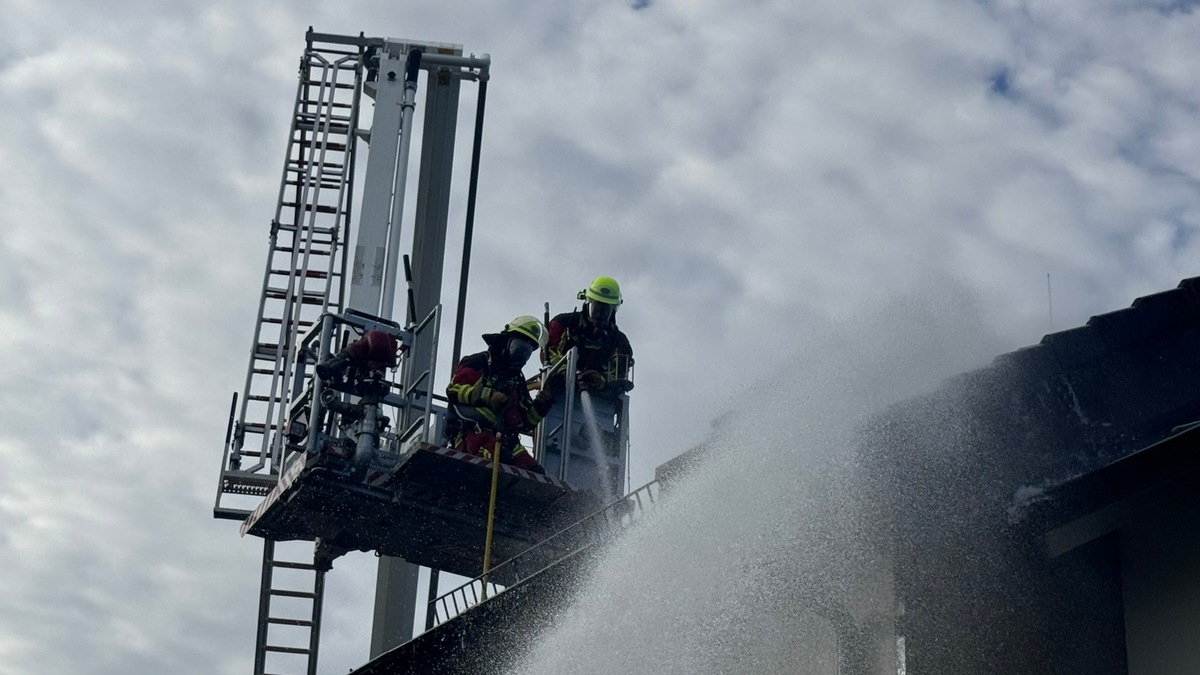 FW-SE: Brand eines Schuppens greift auf Endreihenhaus über - Foto: presseportal.de