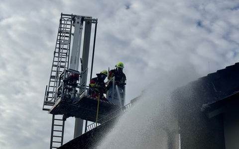 FW-SE: Brand eines Schuppens greift auf Endreihenhaus über - Foto: presseportal.de