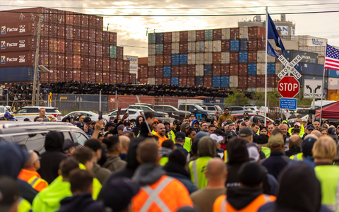 Hafenarbeiter beim Streik in Newark im Bundesstaat New Jersey.  - Foto: Eduardo Munoz Alvarez/AP/dpa
